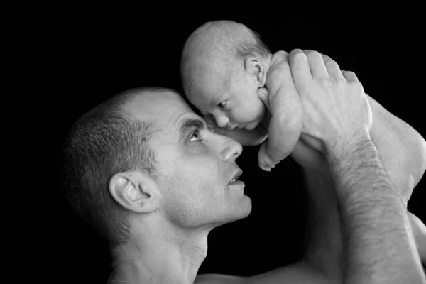 Pai Bebê Frente Fundo Preto — Fotografia de Stock