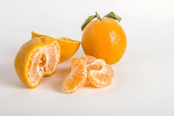 Orange Segments Whole Orange White Background — Stock Photo, Image