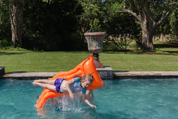 Mädchen Junge Spielt Schwimmbad Hause Sommer — Stockfoto