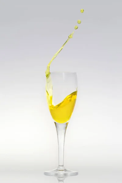 Champagne Flöjt Med Stänk Vätska — Stockfoto