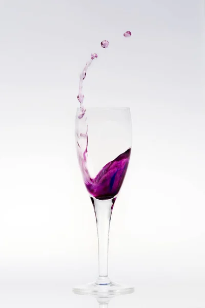 Spruzzare Liquido Viola Bicchiere Champagne — Foto Stock