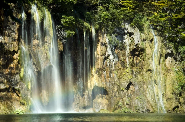 Schöner Wasserfall Auf Naturhintergrund — Stockfoto