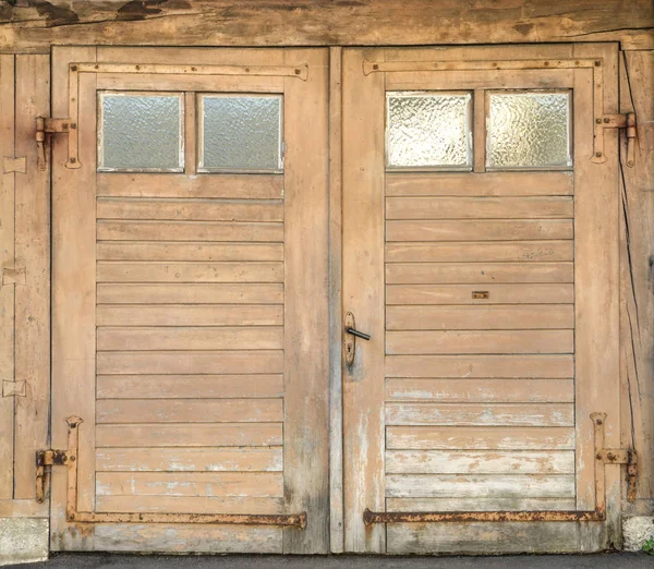 Vecchia Porta Del Garage Con Quattro Piccole Finestre — Foto Stock