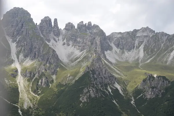 石灰岩 頑固な アルプス 高い山 トロール オーストリア 曇りの空 首脳会談 Kreuzjoch — ストック写真