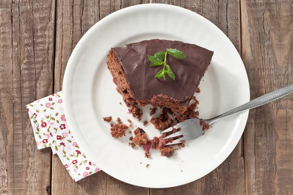 Een Half Opgegeten Stuk Chocoladetaart — Stockfoto