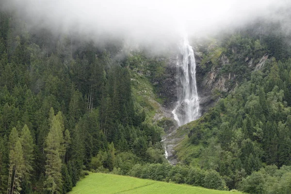 自然を背景にした美しい滝 — ストック写真