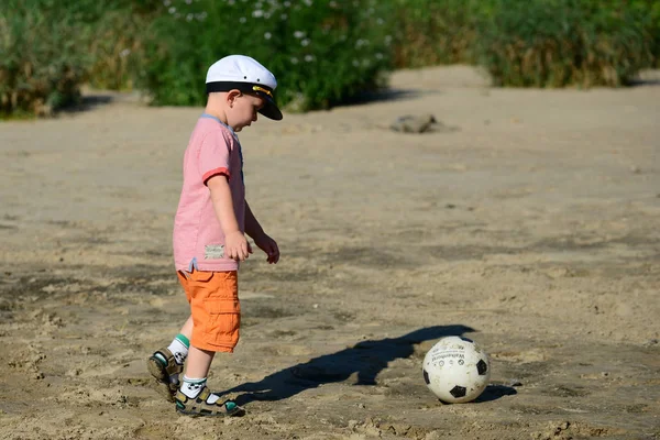 Niño Jugando Fútbol Playa —  Fotos de Stock