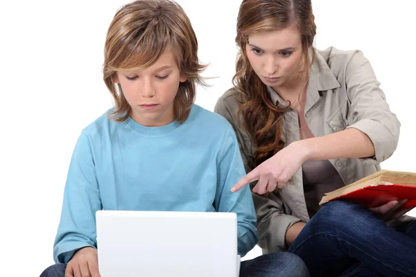 Jovem Mulher Ajudando Menino Com Seu Computador — Fotografia de Stock