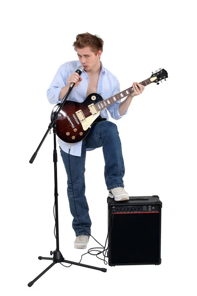 Mann Spielt Gitarre Und Singt — Stockfoto