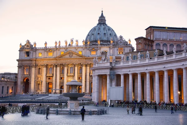Szent Péter Tér Vatikánvárosban Róma Olaszország Alkonyatkor — Stock Fotó