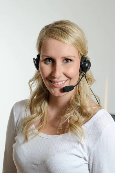 Jonge Vrouw Met Headset — Stockfoto