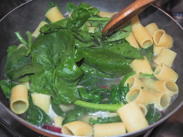 Paccheri Pasta Rigati Con Espinacas — Foto de Stock