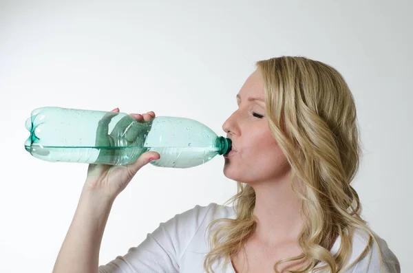 Wanita Muda Minum Air — Stok Foto