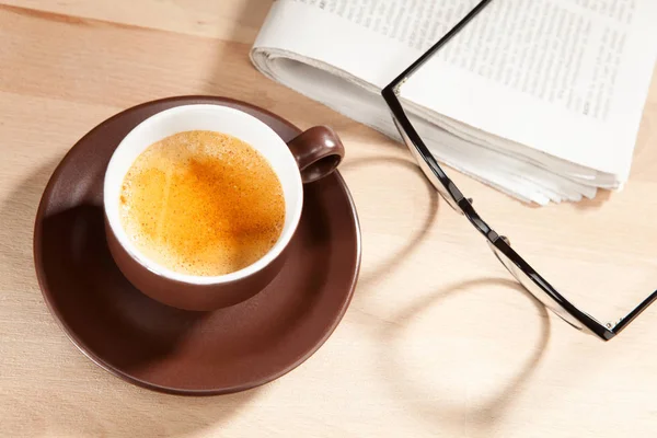 Eine Tasse Kaffee Mit Zeitung Und Gläsern — Stockfoto