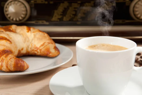 Ouvir Rádio Durante Café Manhã Com Croissant — Fotografia de Stock