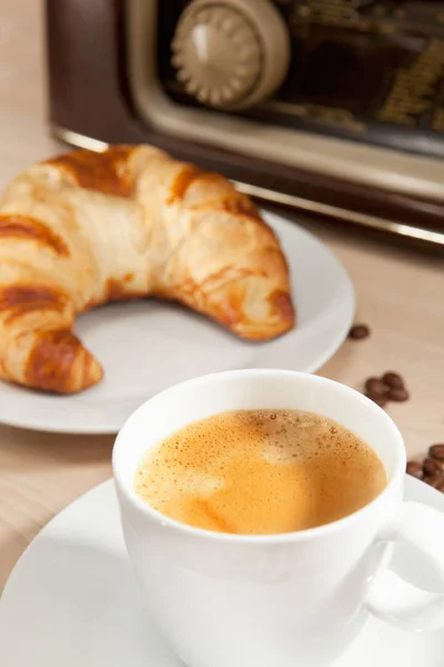 Ouvir Rádio Durante Café Manhã Com Croissant — Fotografia de Stock