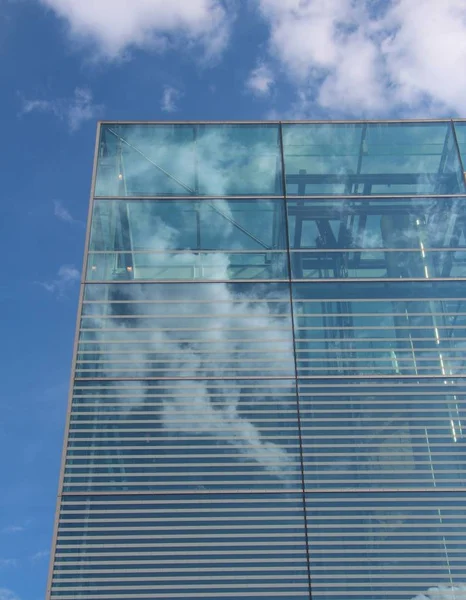 有云彩反射的现代玻璃建筑 — 图库照片