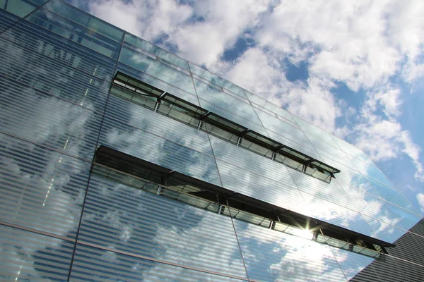 有云彩反射的现代玻璃建筑 — 图库照片
