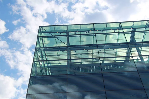 Modernes Glasgebäude Mit Cloudscreens — Stockfoto