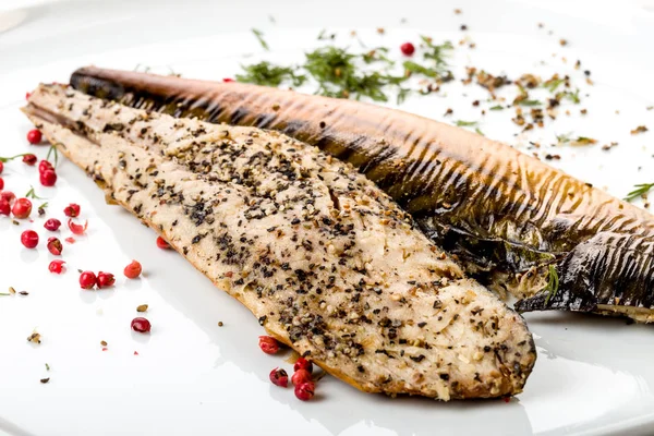 Frisch Geräucherte Makrele Mit Pfefferkörnern — Stockfoto