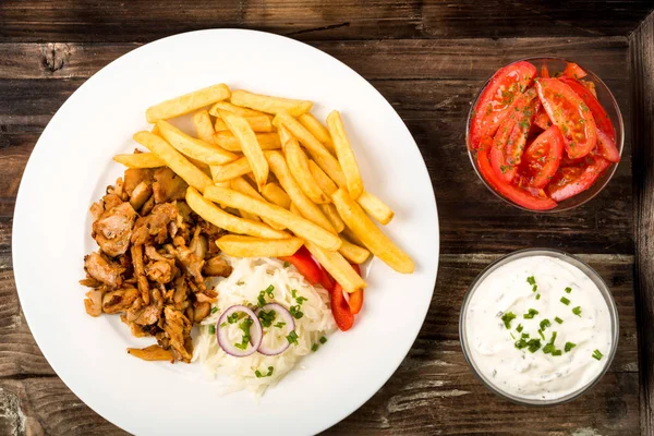 Placa Kebab Com Batatas Fritas Fresco Cole Slaw Cebola — Fotografia de Stock