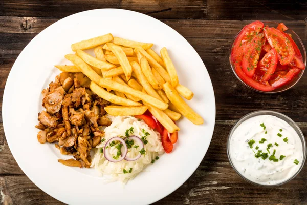 Pollo Frito Con Patatas Fritas Verduras Francesas Una Mesa Madera — Foto de Stock