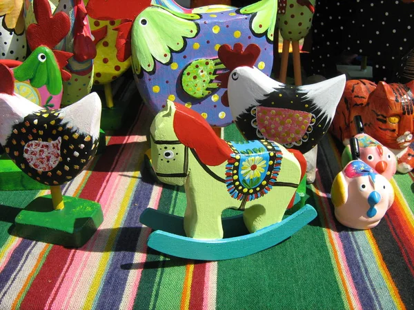 Take Präsentiert Farbiges Und Ökologisches Holzspielzeug Verschiedenen Formen — Stockfoto