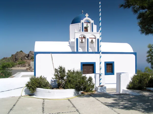 ギリシャサントリーニ島の青と白の正統派教会 — ストック写真