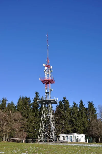 Telecommunicatietoren Met Antennes Een Blauwe Lucht — Stockfoto