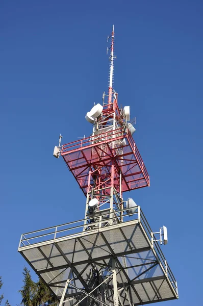 Torre Telecomunicação Com Antenas Antenas Satélite — Fotografia de Stock