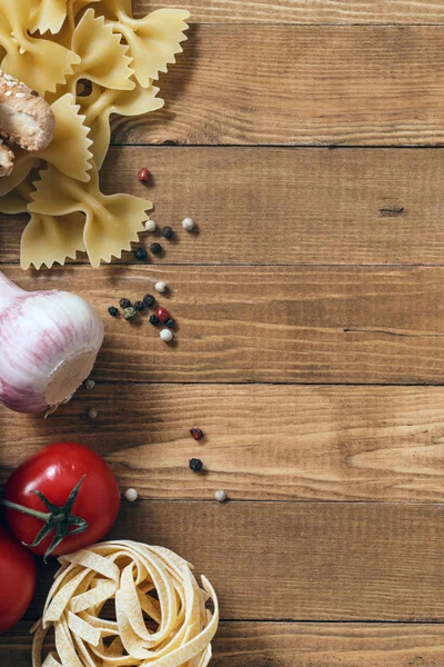 仿古木背景的意大利面食配方成分的顶视图 — 图库照片