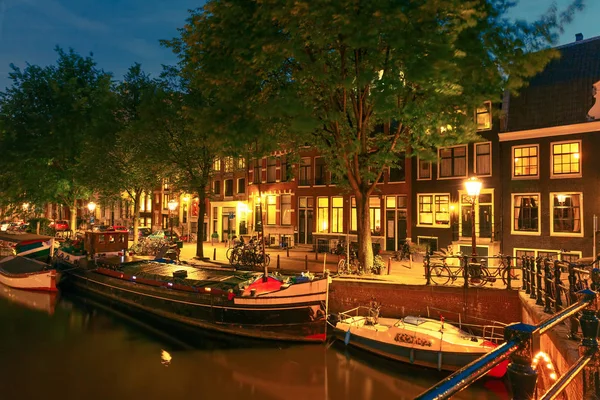 Noční Město Pohled Amsterdamu Průplavu Most Typické Domy Lodě Kola — Stock fotografie