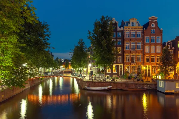 Noční Město Pohled Amsterdamu Průplavu Most Typické Domy Lodě Kola — Stock fotografie