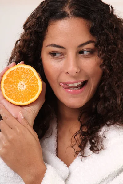 Femme Tenant Une Orange Dans Main — Photo