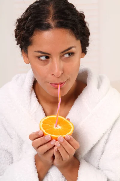 Kobieta Pijąca Pomarańczy — Zdjęcie stockowe