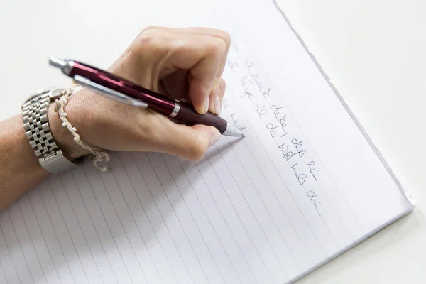 Рука Женщина Пишет Ручкой Блокнотом — стоковое фото