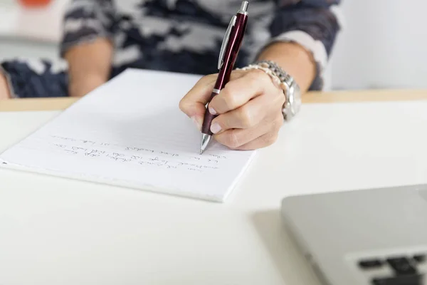 Hand Vrouw Schrijven Met Pen Notitieblok — Stockfoto