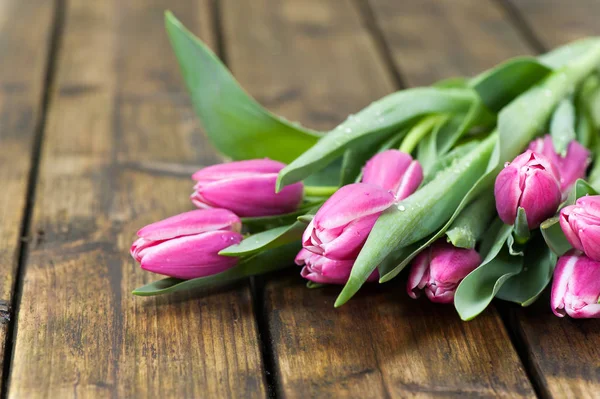 Violette Tulpen Auf Altem Holztisch — Stockfoto