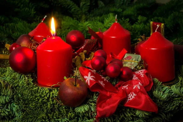 Рождественский Венок Красными Свечами — стоковое фото