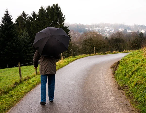 Andare Sotto Pioggia Con Ombrello — Foto Stock