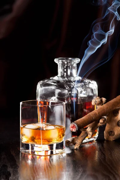 Whiskey Glass Ice Cubes Smoking Cigar — Stock Photo, Image