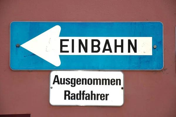 Verkehrszeichen Einbahnstraße — Stockfoto