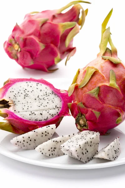 皮塔亚 Pitaya或Pitahaya 是一种热带水果 富含铁 磷和维生素B C和E 有选择的重点 垂直方向 白人背景 — 图库照片