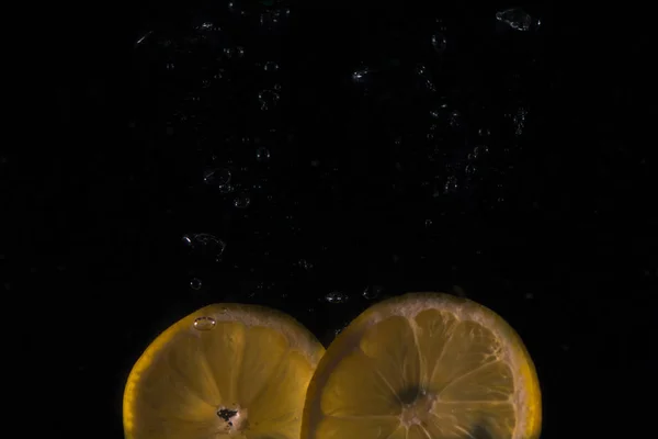 Zitrone Auf Schwarzem Hintergrund — Stockfoto