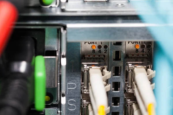 Redundan Port Serat Optik Pada Server Untuk Awan Internet — Stok Foto