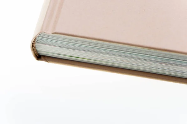 Beyaz Arkaplan Üzerine Kahverengi Kitap — Stok fotoğraf