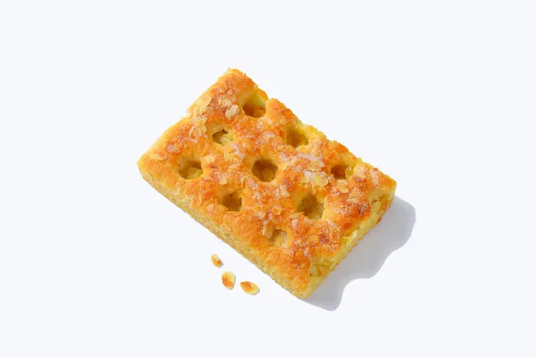 Snijd Van Spons Cake Bedekt Met Amandelvlokken — Stockfoto