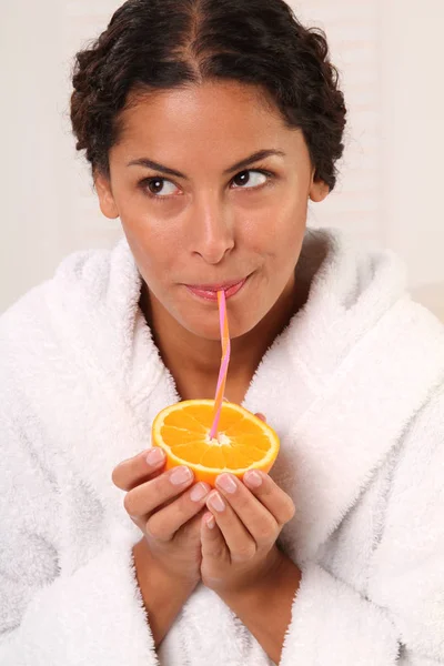Kobieta Pijąca Pomarańczy — Zdjęcie stockowe