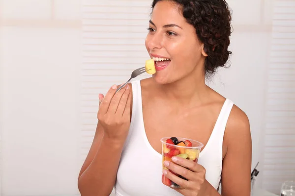 Mujer Está Comiendo Fruta — Foto de Stock