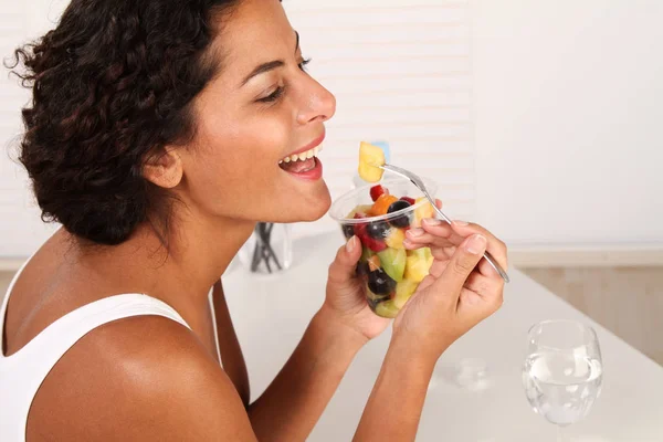 Mujer Está Comiendo Fruta — Foto de Stock